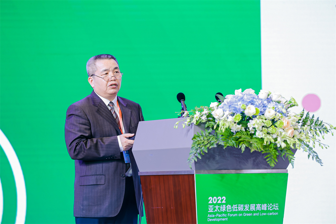 徐华清作主旨演讲